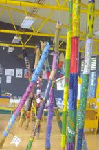 "Bambous et photos" : oeuvre de l'atelier d'arts plastiques du collège de Pai Kaléone de Hienghène "Bambous et photos" : oeuvre de l'atelier d'arts plastiques du collège de Pai Kaléone de Hienghène