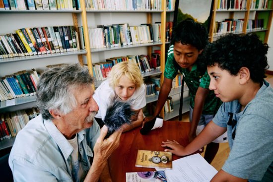 Jeunes lecteurs et Roland Rossero au salon du livre Mariotti